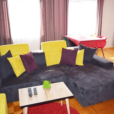 Mickitos Hostel & Apartments Skopje Bagian luar foto