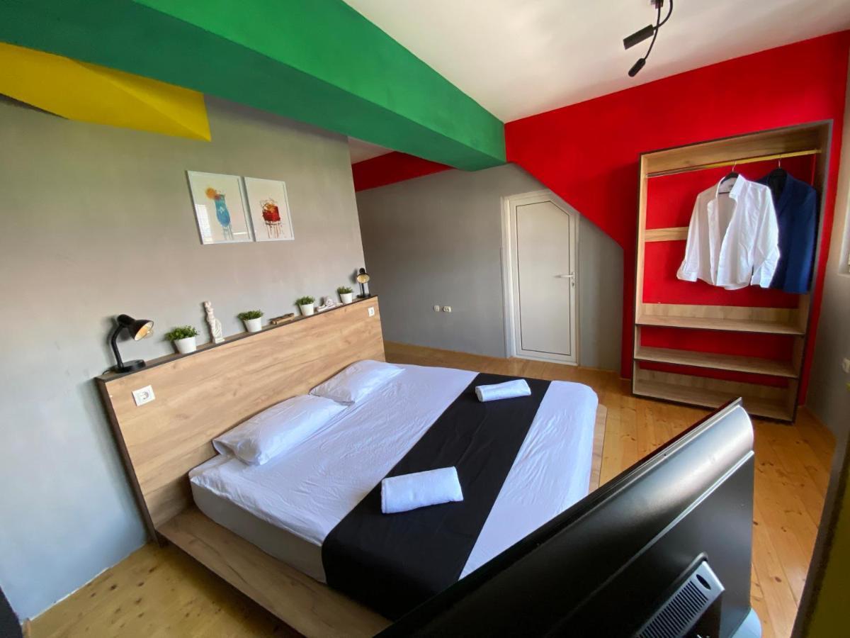 Mickitos Hostel & Apartments Skopje Bagian luar foto