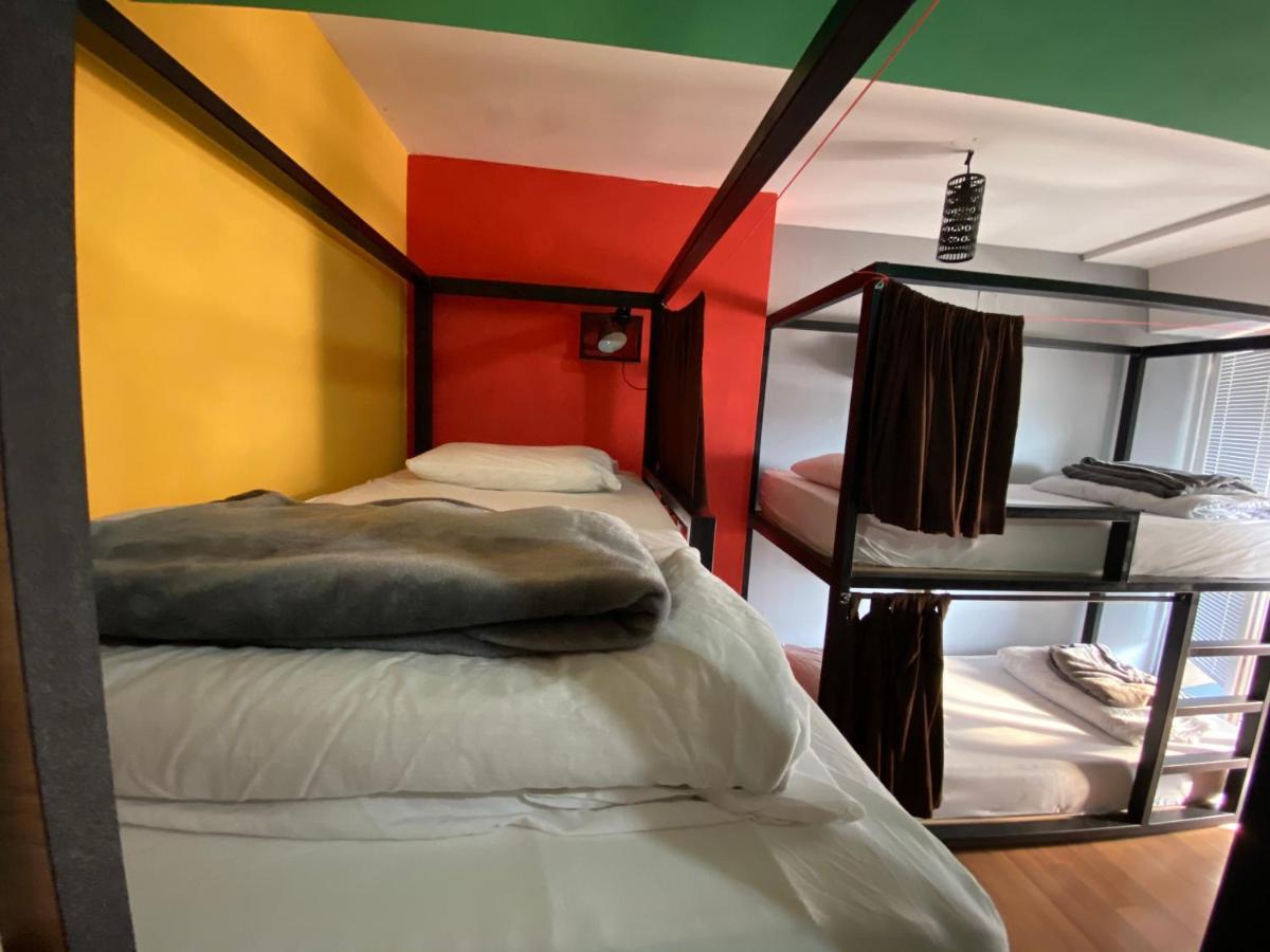 Mickitos Hostel & Apartments Skopje Bagian luar foto