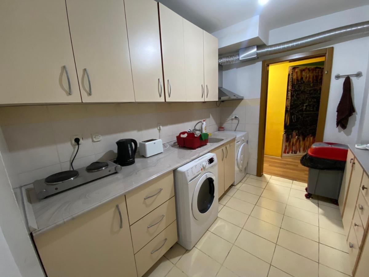 Mickitos Hostel & Apartments Skopje Bagian luar foto