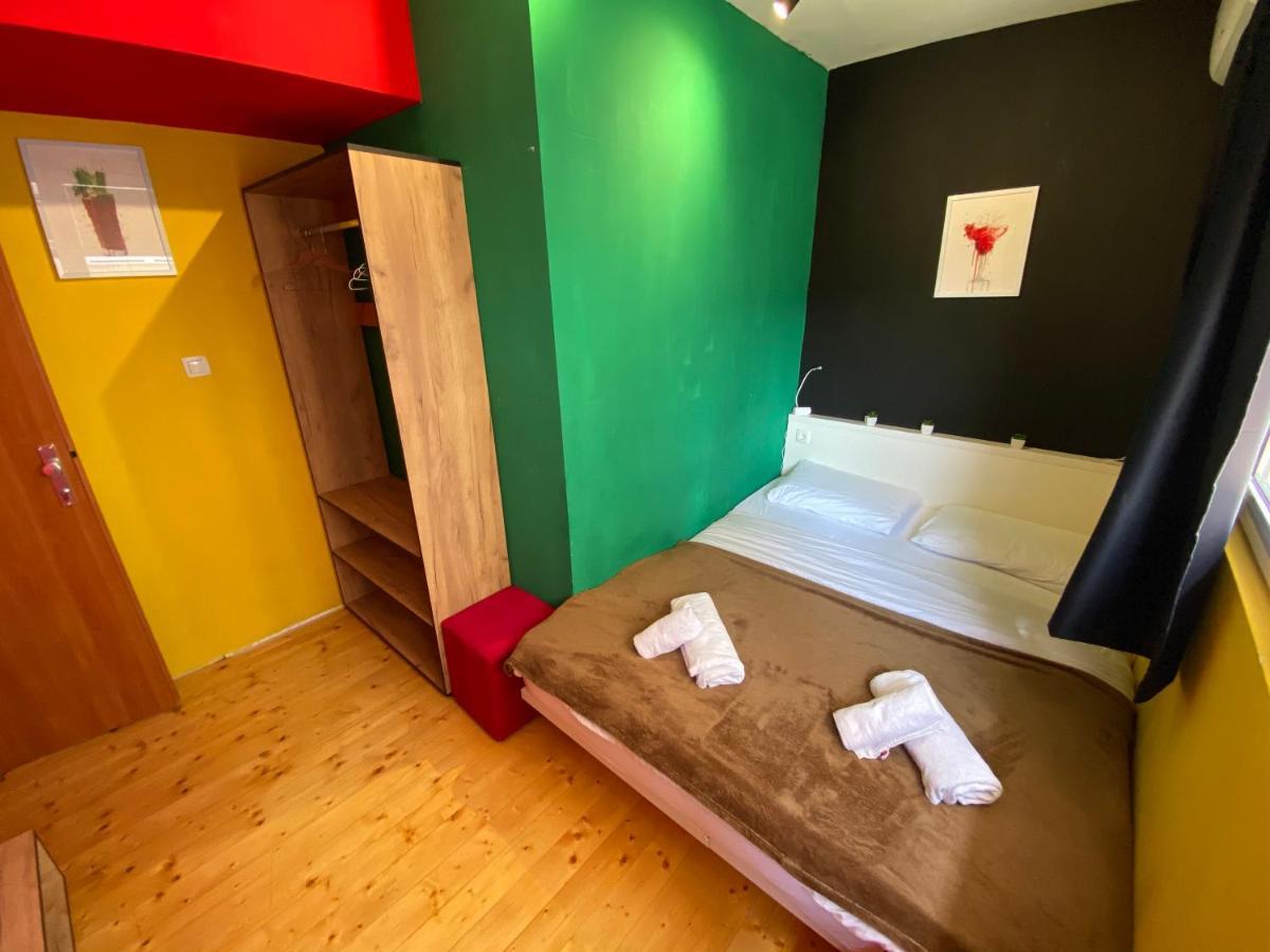 Mickitos Hostel & Apartments Skopje Bagian luar foto