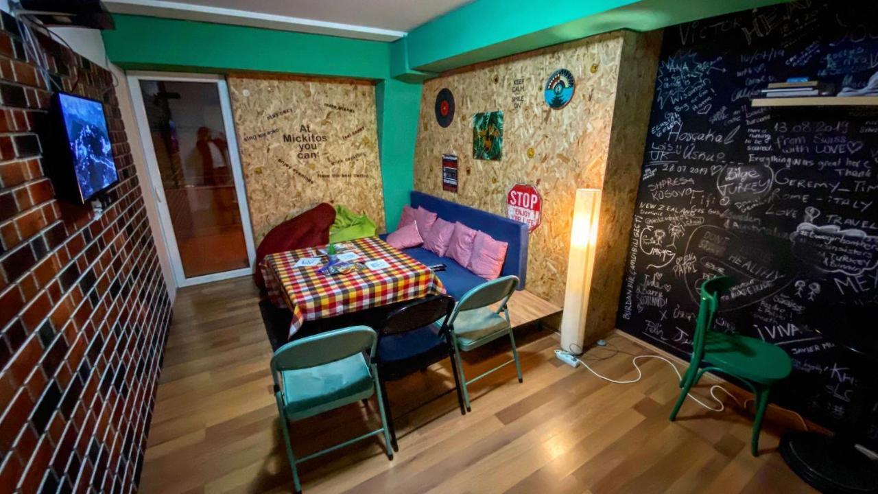 Mickitos Hostel & Apartments Skopje Bagian luar foto